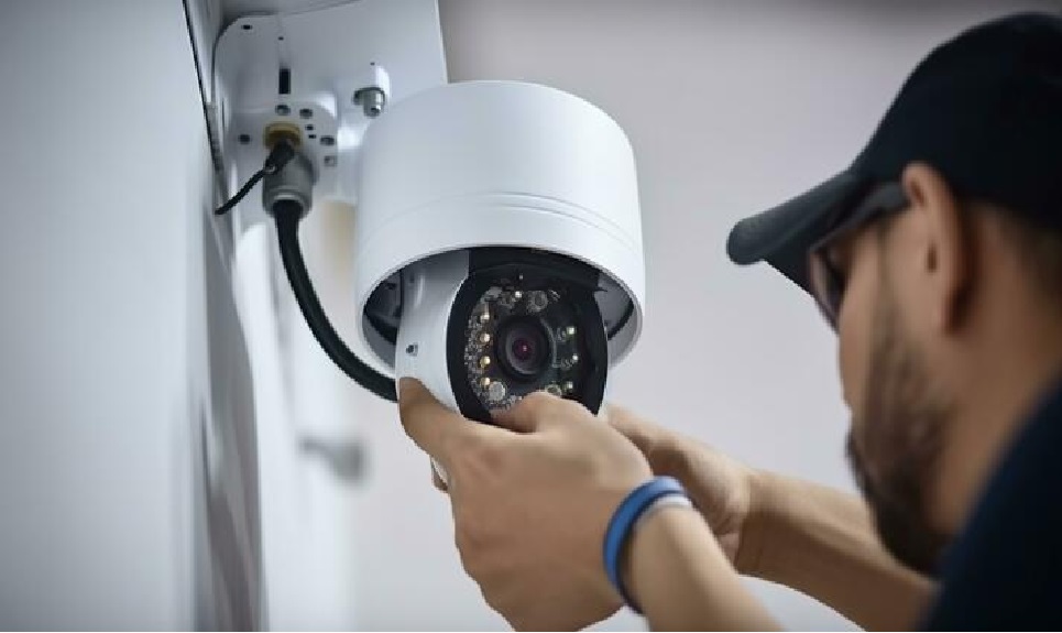 Técnico instalando cámara CCTV